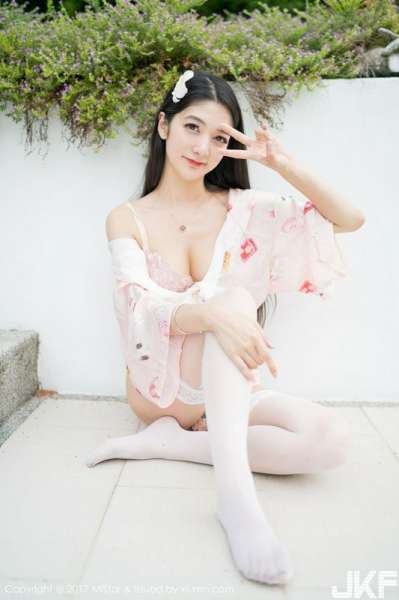 嫩模小热巴甲米旅拍粉色蕾丝内裤配蕾丝边白丝袜诱惑写真