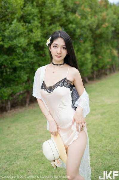 嫩模小热巴甲米旅拍粉色蕾丝内裤配蕾丝边白丝袜诱惑写真