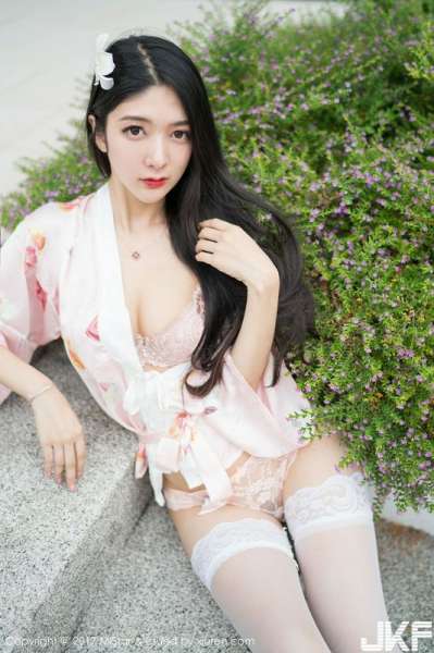 嫩模小热巴甲米旅拍粉色蕾丝内裤配蕾丝边白丝袜诱惑写真
