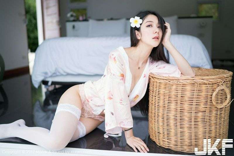 嫩模小热巴甲米旅拍粉色蕾丝内裤配蕾丝边白丝袜诱惑写真