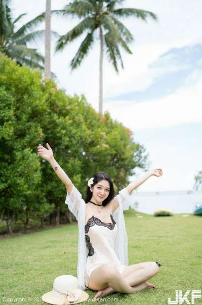 嫩模小热巴甲米旅拍粉色蕾丝内裤配蕾丝边白丝袜诱惑写真