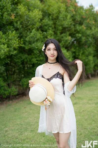 嫩模小热巴甲米旅拍粉色蕾丝内裤配蕾丝边白丝袜诱惑写真