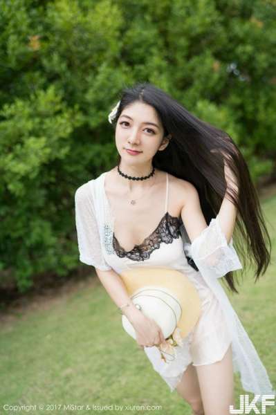 嫩模小热巴甲米旅拍粉色蕾丝内裤配蕾丝边白丝袜诱惑写真