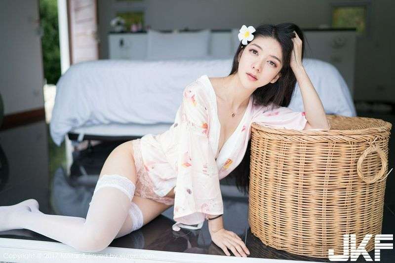 嫩模小热巴甲米旅拍粉色蕾丝内裤配蕾丝边白丝袜诱惑写真