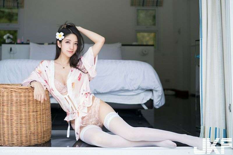嫩模小热巴甲米旅拍粉色蕾丝内裤配蕾丝边白丝袜诱惑写真