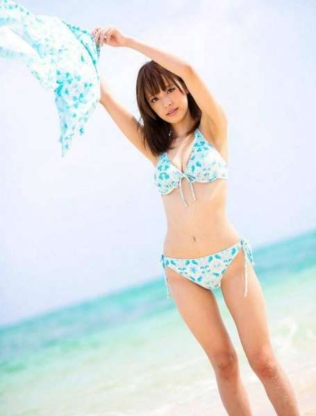 写真碧海蓝天下的沙滩少女