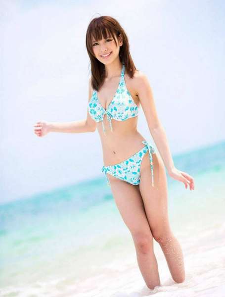 写真碧海蓝天下的沙滩少女
