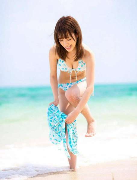 写真碧海蓝天下的沙滩少女