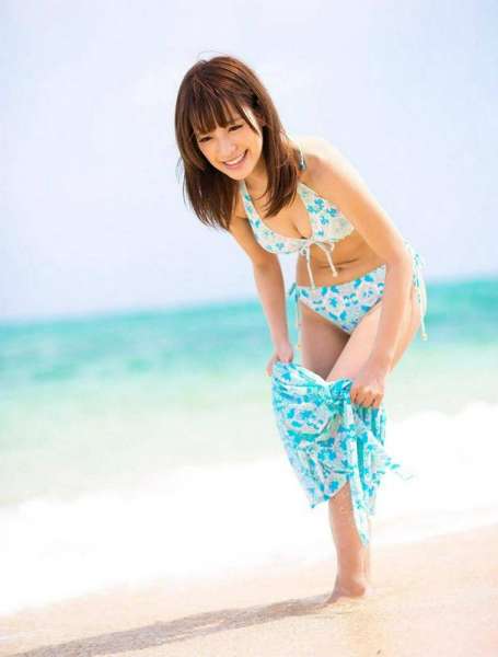 写真碧海蓝天下的沙滩少女