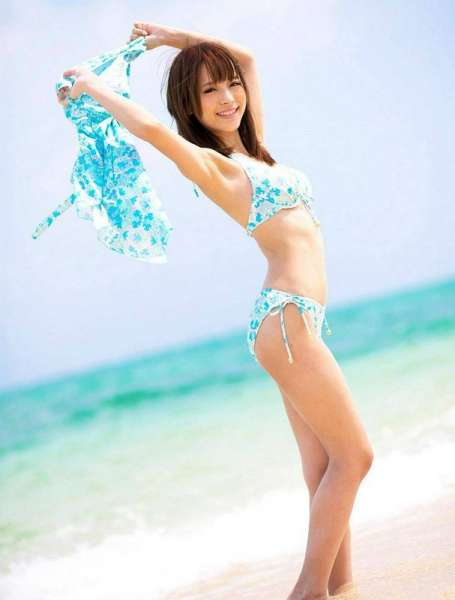 写真碧海蓝天下的沙滩少女