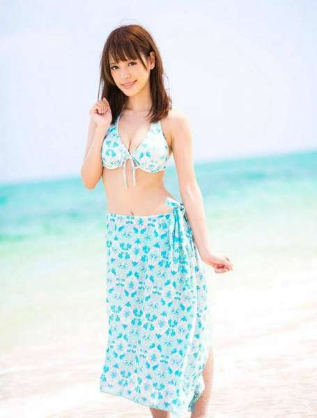 写真碧海蓝天下的沙滩少女