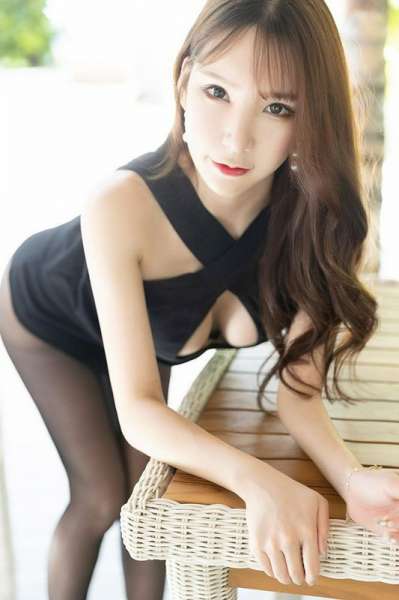 写真气质御姐周于希黑丝美臀