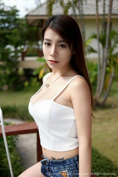 诱惑眼神Vetiver嘉宝贝儿白色小背心完美显胸
