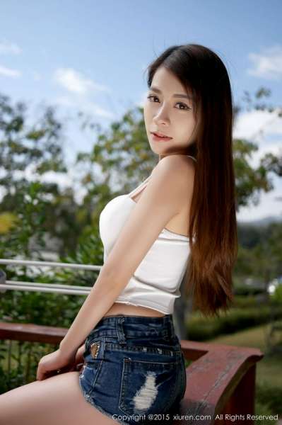 诱惑眼神Vetiver嘉宝贝儿白色小背心完美显胸