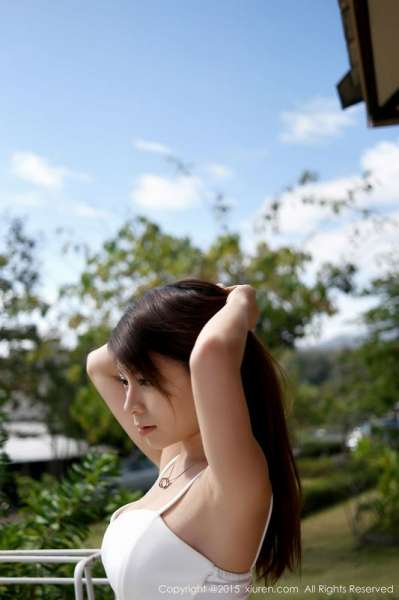 诱惑眼神Vetiver嘉宝贝儿白色小背心完美显胸