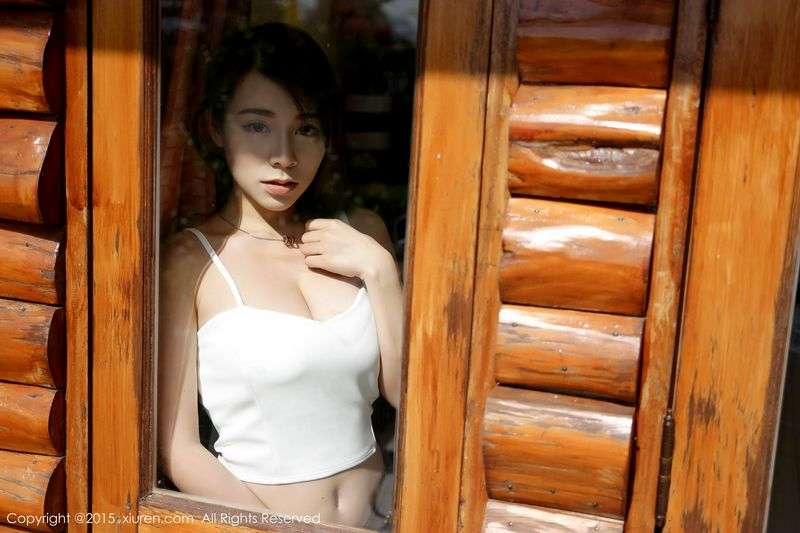 诱惑眼神Vetiver嘉宝贝儿白色小背心完美显胸