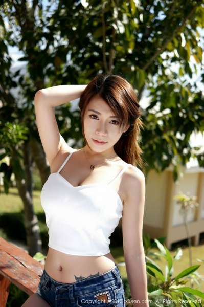 诱惑眼神Vetiver嘉宝贝儿白色小背心完美显胸