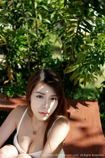 诱惑眼神Vetiver嘉宝贝儿白色小背心完美显胸