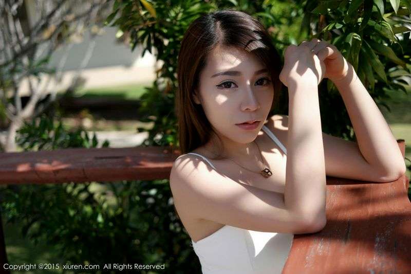 诱惑眼神Vetiver嘉宝贝儿白色小背心完美显胸