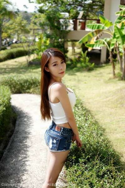 诱惑眼神Vetiver嘉宝贝儿白色小背心完美显胸