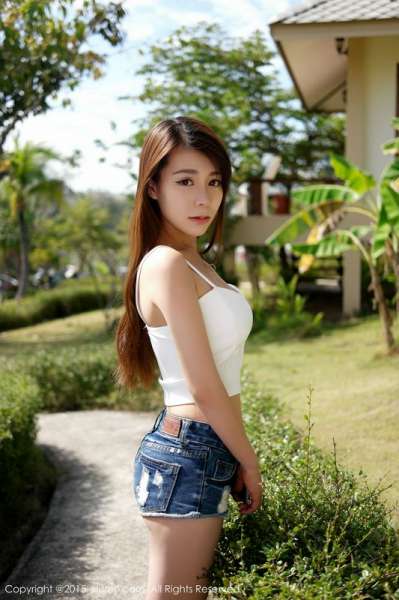 诱惑眼神Vetiver嘉宝贝儿白色小背心完美显胸