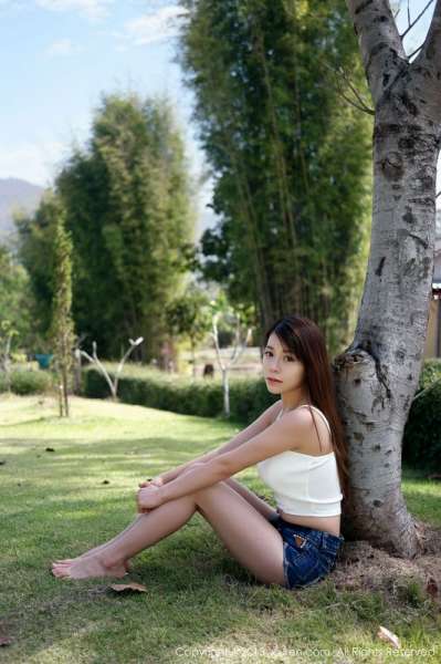 诱惑眼神Vetiver嘉宝贝儿白色小背心完美显胸