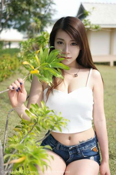 诱惑眼神Vetiver嘉宝贝儿白色小背心完美显胸