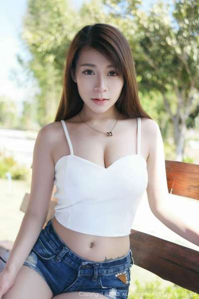 诱惑眼神Vetiver嘉宝贝儿白色小背心完美显胸