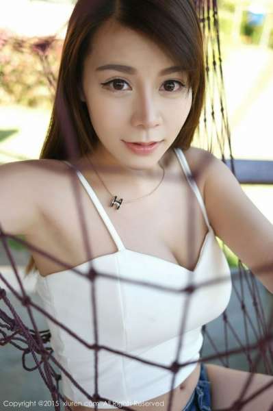 诱惑眼神Vetiver嘉宝贝儿白色小背心完美显胸