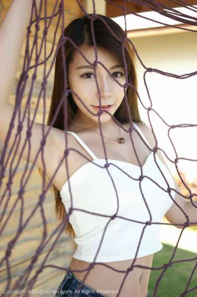 诱惑眼神Vetiver嘉宝贝儿白色小背心完美显胸