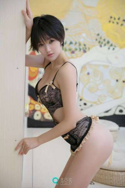 短发尤物悦爷连体内衣湿身诱惑