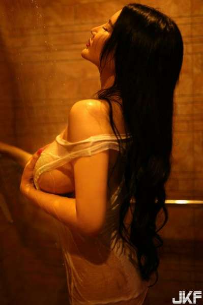 巨乳少女梓熙大尺度浴室湿身诱惑
