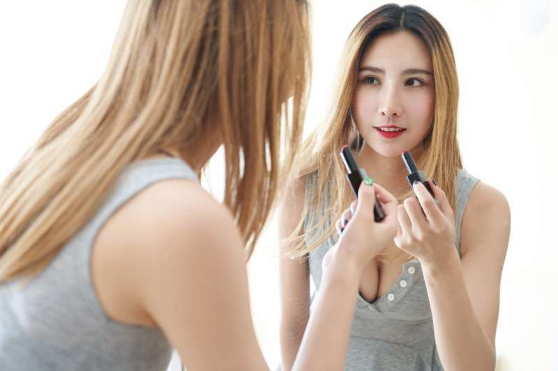 邻家少妇梦梦居家齐B短裙深乳沟诱人照