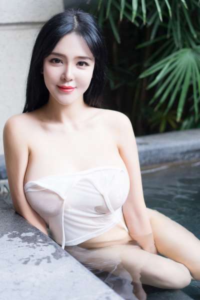 丰臀肥乳刘钰儿湿身诱惑两只大奶太诱人