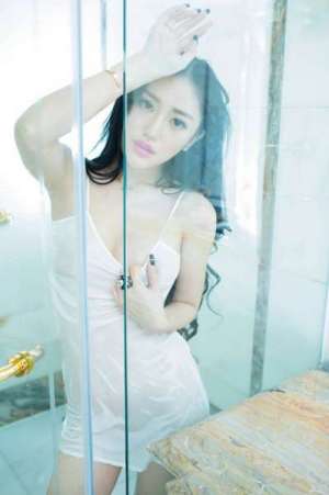 嘟嘟唇美女兮媛前凸后翘抱胸妩媚