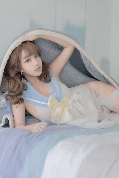 宅男女神米线线开档丝袜大秀美乳