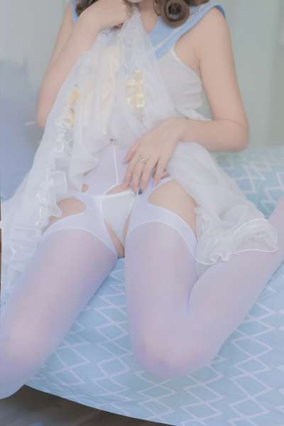 宅男女神米线线开档丝袜大秀美乳