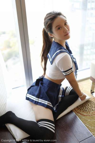 性感学生服半撩露翘臀诱惑