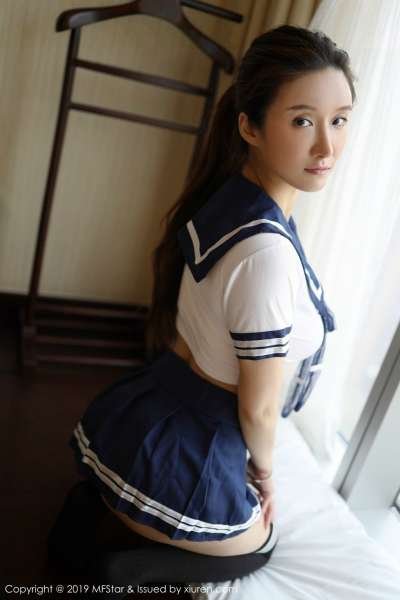 性感学生服半撩露翘臀诱惑