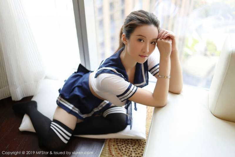 性感学生服半撩露翘臀诱惑