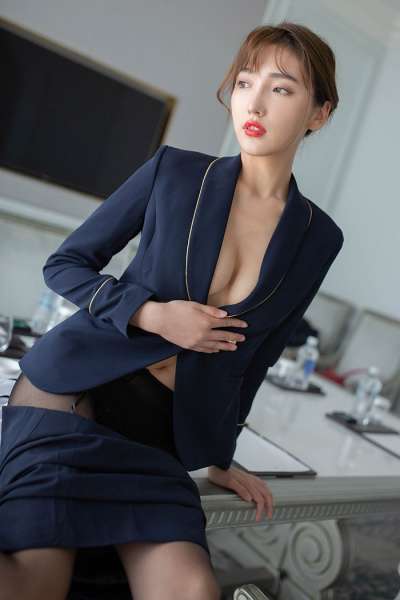 诱惑秘书陆萱萱长腿高跟羞涩裸露