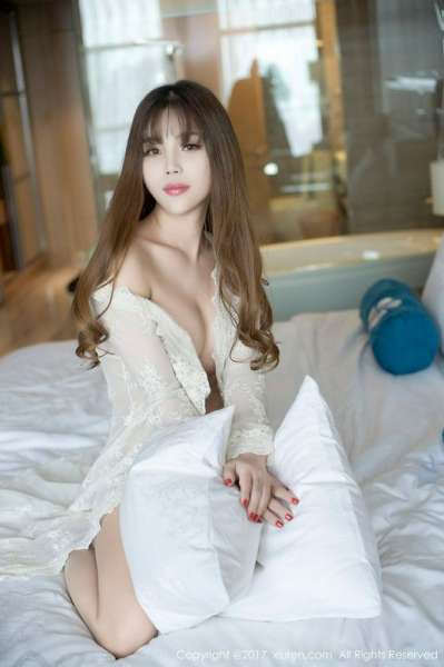 玩枪辣妹周予然腰肢纤细长腿秀美