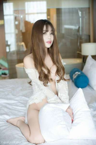 玩枪辣妹周予然腰肢纤细长腿秀美