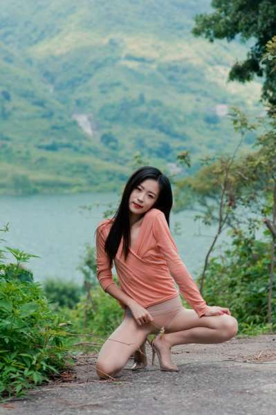 亚洲可爱妹子野外展示极品肉体