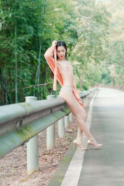 亚洲可爱妹子野外展示极品肉体