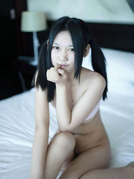 扎着双马尾辫子的清纯美女