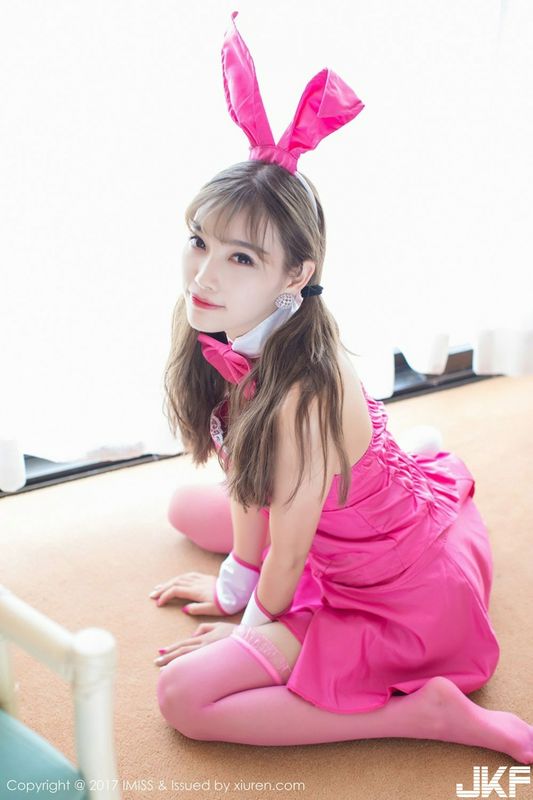 爱蜜社甜美女仆杨晨晨化身粉红兔女郎
