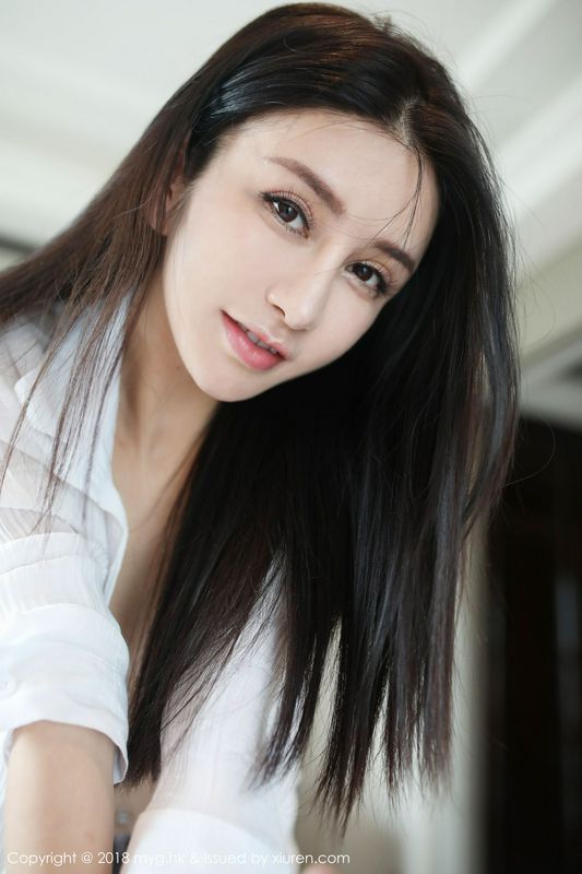 性感女神李七喜衬衫蕾丝撩人姿势