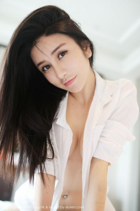 性感女神李七喜衬衫蕾丝撩人姿势