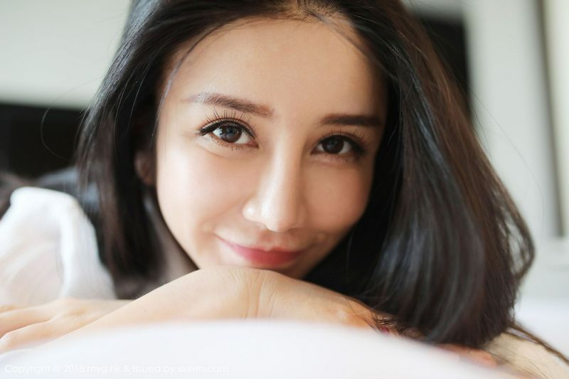 性感女神李七喜衬衫蕾丝撩人姿势